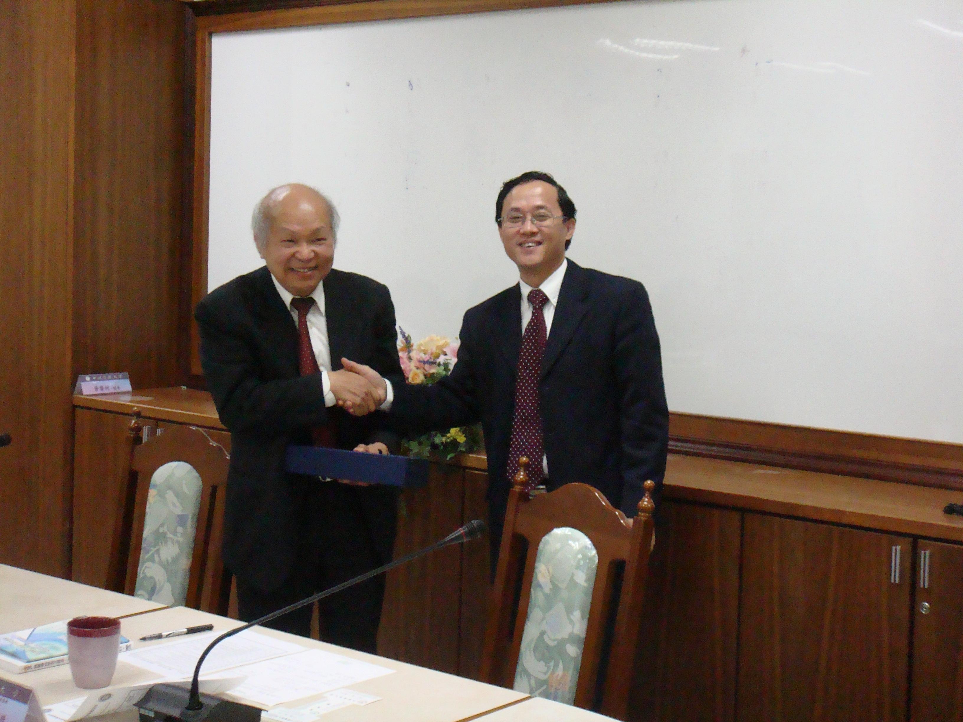 

    
        
            
            圖二：主席 李英雄副校長與
            
        
    


北京大學醫學部副院長 管又飛教授