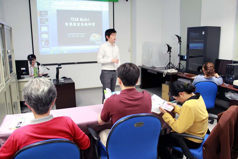 教師培育暨發展中心黃坤堆 組長為實物提示機課程引言語致詞。