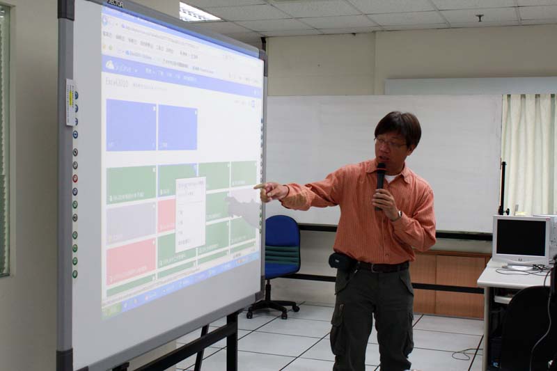 Excel試算表課程由巨匠電腦陳永芳講師講授。