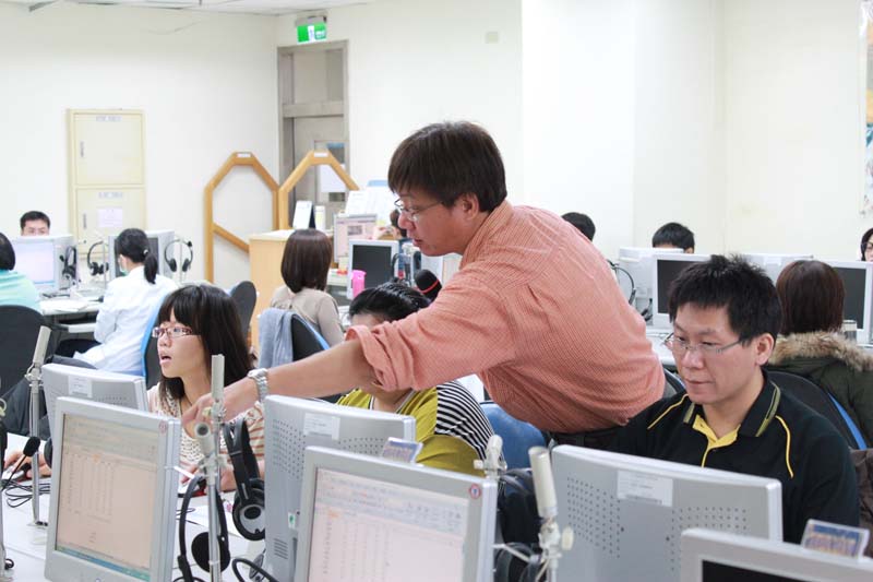 巨匠電腦陳永芳講師仔細地回覆教師們的疑問。