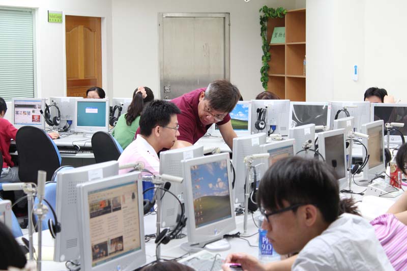 巨匠電腦陳永芳講師仔細地回覆教師們的疑問。