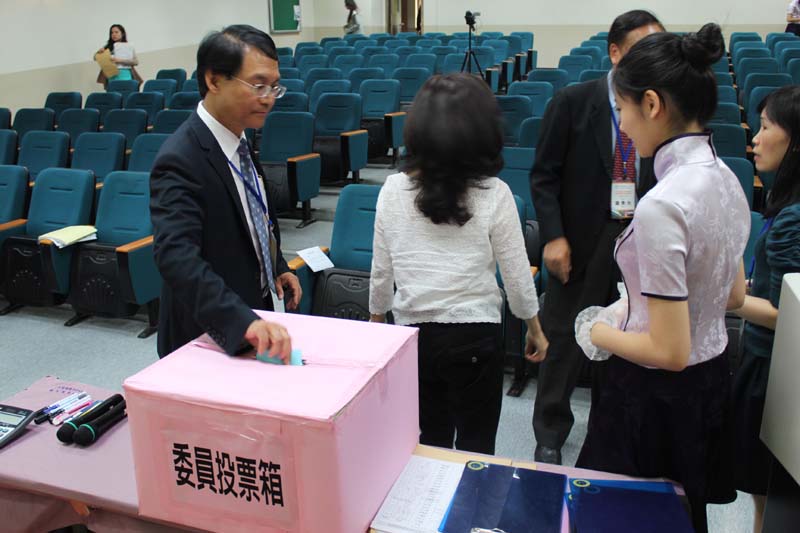 投票時間：校外委員彰師大郭艷光校長投下評選的選票