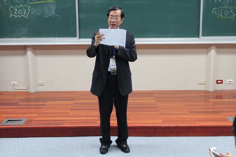 緊張時刻：黃榮村校長宣布3位校級教學優良暨教學創新教師當選人