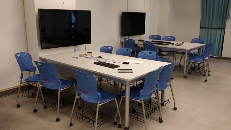 學生端設備：55吋液晶電視、桌電、無線手寫版、USB、HDMI、VGA、可移動式椅子