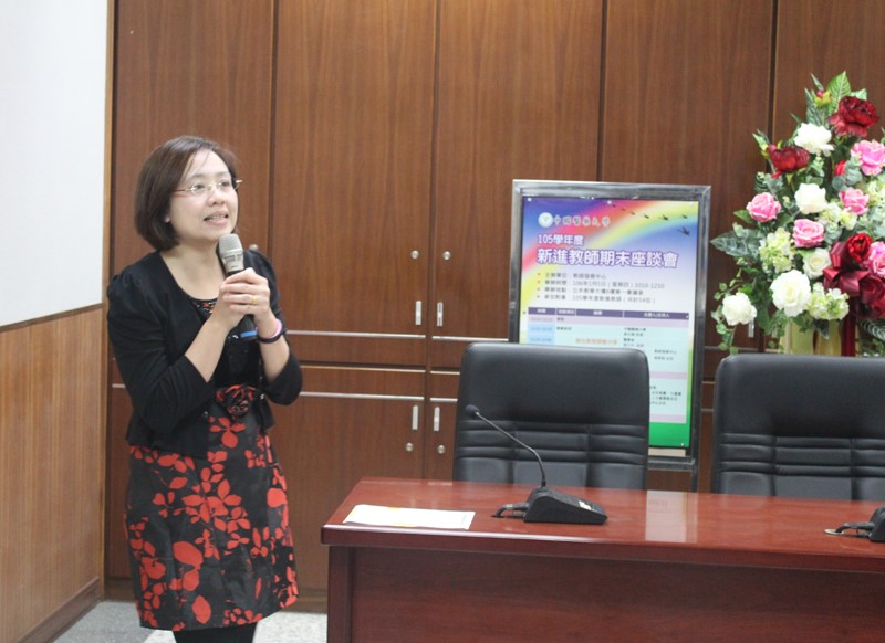 教師發展中心林妍如主任擔任會議主持人並介紹演講者
