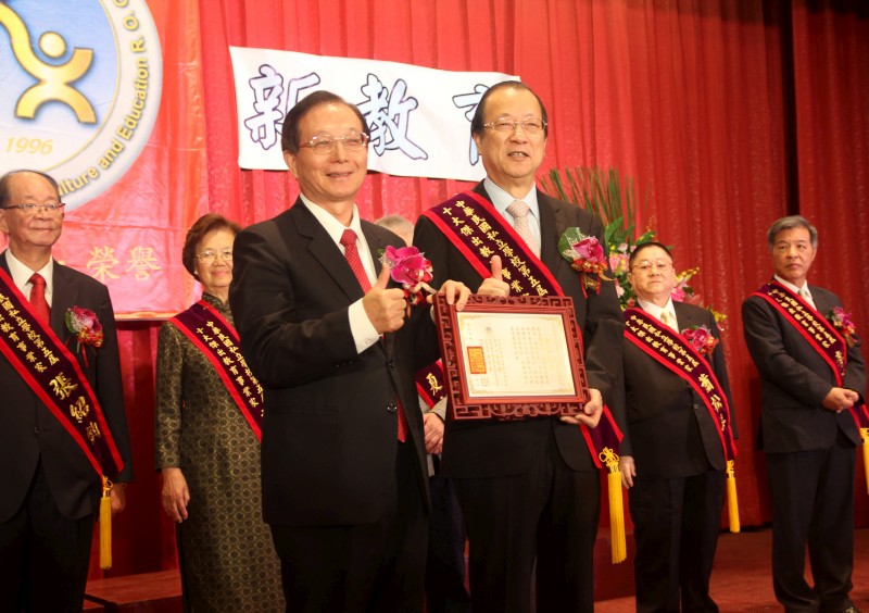 前教育部長吳清基為蔡長海董事長頒發當選證書。
