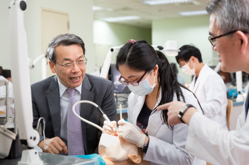 李文華校長關心牙醫同學模擬臨床技能實習操作。