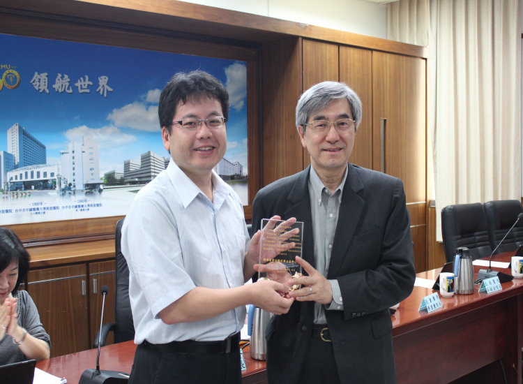 
	AI 教師專業社群 陳悅生教務長 代表領獎

