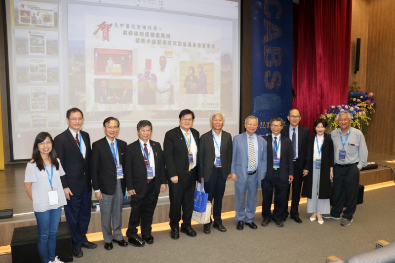 
	洪明奇校長與參加《2021台灣國際創新生物醫學峰會》國內外學者合影
