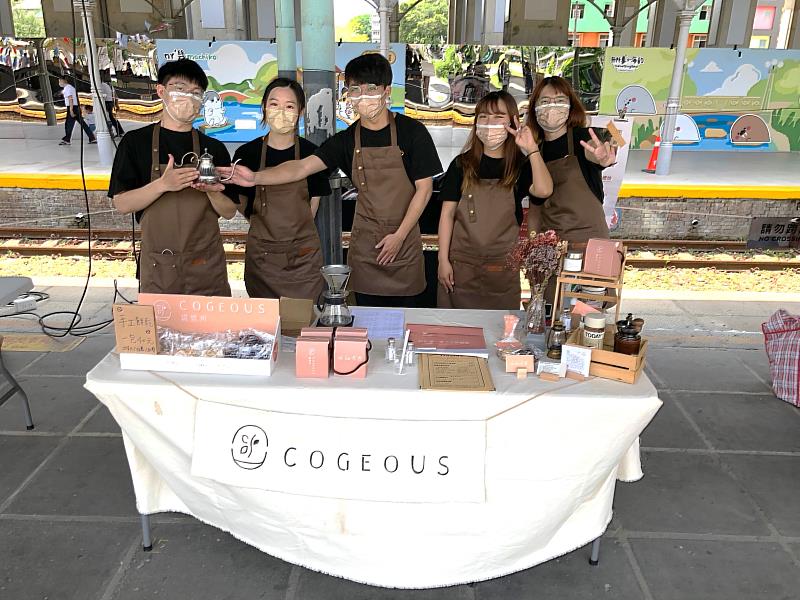 
	中醫大學生新創團隊「COGEOUS綴媤坊」參與小旅市集活動-台中車站站前廣場
