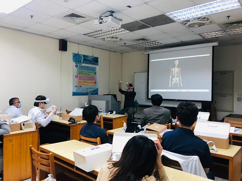 
	中醫學院教師參與「VR針灸教學虛擬系統」種子教師培訓
