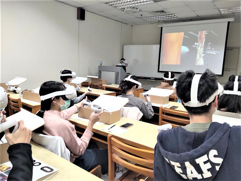 
	中醫學院學生體驗VR針灸教學虛擬系統操作課程
