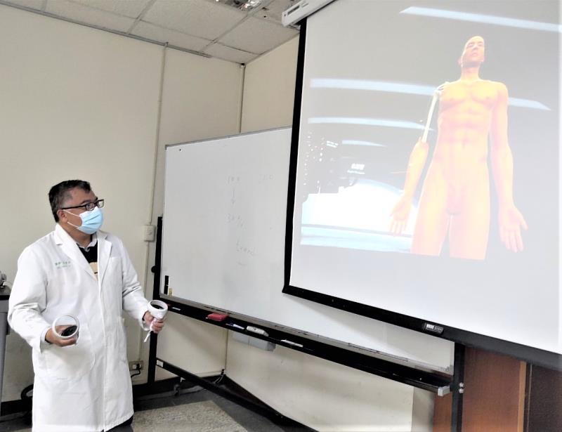 
	針灸所李育臣所長向學生展示VR針灸教學虛擬系統操作

