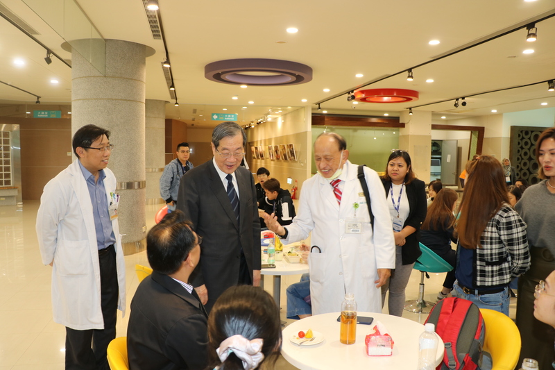 
	黃榮村院長與秀傳亞洲遠距微創手術訓練中心外籍培訓醫師晤談

