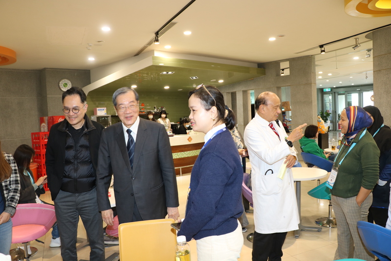 
	黃榮村院長與秀傳亞洲遠距微創手術訓練中心外籍培訓醫師晤談
